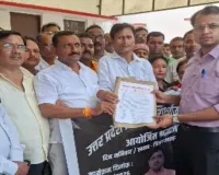 गोंडा : काली पट्टी बांध शिक्षामित्रों ने किया सांकेतिक प्रदर्शन, पांच सूत्रीय मांगपत्र सौंपा
