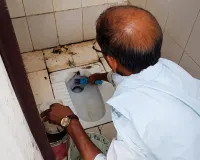 Chitrakoot News : गुरुजी ने उठाई झाड़ू, खुद चमका रहे स्कूल का शौचालय; सफाईकर्मी कहां गायब?