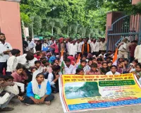Hamirpur News : हमीरपुर DM ऑफिस में घुसे ग्रामीण और बच्चे, तिरंगा लेकर बच्चों का हंगामा; सड़क की मांग पर कलेक्ट्रेट में धरना