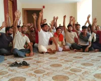 Barabanki News : वेतन, पीएफ और सुरक्षा उपकरणों को लेकर 80 कर्मचारियों का धरना, आंदोलन की चेतावनी