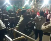 Barabanki News : महादेवा में पुलिस की सख्ती! बैरियर पर श्रद्धालुओं से नोकझोंक और धक्का-मुक्की, वीडियो वायरल