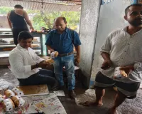  Auraiya News:  रक्षाबंधन से पहले मिठाई की दुकानों पर छापा! खाद्य विभाग ने 8 मिठाइयों के लिए नमूने, दुकानदारों में मची खलबली