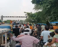 Barabanki News : श्रद्धालुओं की भीड़ से रेलवे क्रॉसिंग पर जाम, रोकनी पड़ी ट्रेन; ओवरब्रिज की उठी मांग