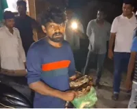 Barabanki News: हथेली में काटा अजगर, फिर भी नहीं डरा युवक; गले में लपेटकर घूमता रहा, छोड़ते वक्त 3 फीट तक उठाया फन, दहशत में आए लोग