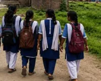 यूनिवर्सिटी की राह नहीं पकड़ पातीं ग्रामीण छात्राएं