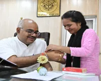 Kanpur News : बहन इशु ने बांधी कलाई पर राखी तो डीएम ने निभाया भाई का फर्ज, भर दी स्कूल फीस और दिलाई साइकिल