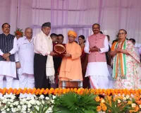 Independence Day :  CM योगी ने किया बलिदानी वीरों के परिजनों का सम्मान, बोले- इन बलिदानों से ऊंचा है भारत का मस्तक
