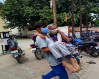 उन्नाव में खुली स्वास्थ्य व्यवस्थाओं की पोल : स्ट्रेचर न मिलने पर बीमार बुजुर्ग को गोद में ले जाने को मजबूर हुआ युवक