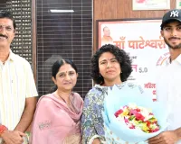गोंडा  न्यूज़ :  अंडर-19 टीम के उपकप्तान की उपलब्धि पर आयुक्त ने थपथपाई पीठ, 17 साल के लक्ष्य रायचंदानी का सम्मान