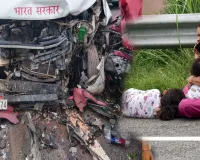 Rampur News : दिल्ली-लखनऊ हाईवे पर कारों की भिड़ंत, दो पर्यटक सहित छह घायल