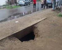 Bareilly News : नगर निगम की नाक के नीचे पटेल चौक पर बना जानलेवा गड्ढा, शिवभक्तों और राहगीरों के लिए बड़ा खतरा