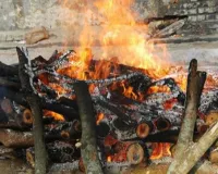 Pilibhit News : वृद्धा की हत्या कर शव जलाया, राख के ढेर में निकली हड्डी और चूड़ियां