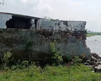 Budaun News : गंगा की तेज लहरों से असमिया रफतपुर बांध पर मंडराया खतरा