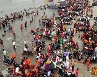 Budaun News : कछला गंगा घाट पर उमड़े शिवभक्त, 'बम-बम भोले' के जयकारों से गूंजी फिजां