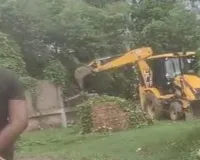 Pratapgarh News : सराय मुरार में चला प्रशासन का बुलडोजर, सरकारी जमीन पर बना अवैध निर्माण ध्वस्त