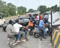 Bareilly News : चौपला पुल का खतरनाक मोड़...इधर से निकलें मगर संभलकर