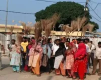Barabanki News : नगर पंचायत कर्मियों का दूसरे दिन भी धरना जारी, ईओ और नगर अध्यक्ष आमने-सामने