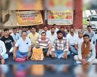 Shahjahanpur News : संविदा कर्मियों ने कार्य का बहिष्कार कर एसई कार्यालय पर किया प्रदर्शन
