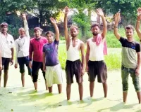 Budaun News : जर्जर सड़क और जलभराव से परेशान ग्रामीणों का प्रदर्शन