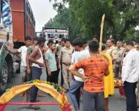 Bareilly News : कांवड़ियों के जत्थे को तेज रफ्तार ट्रक ने मारी टक्कर, 3 गंभीर घायल; गुस्साए शिवभक्तों ने बरेली-लखनऊ हाईवे किया जाम