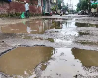 Moradabad News : टूटी सड़कें लगा रहीं 'स्मार्ट सिटी' के दावों पर दाग, गड्ढों में हिचकोले खा रहे स्कूली वाहन और एंबुलेंस