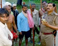 Banda News : खेत से लौटते वक्त उफनते नाले में बहे 4 लोग, 3 की दर्दनाक मौत; तैरकर बचे शख्स के सामने उजड़ गया परिवार