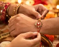Moradabad News : रक्षाबंधन पर इस बार भद्रा का साया नहीं, जानें राखी बांधने का शुभ मुहूर्त और सही तरीका