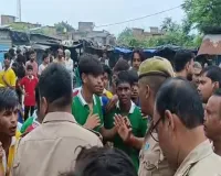 उन्नाव में छात्रों का फूटा गुस्सा : सड़क पर उतरे सैकड़ों छात्र; खाना-पानी से लेकर शिक्षकों की कमी तक पर खोला मोर्चा