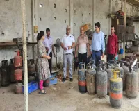 Raebareli News: अवैध गैस रिफिलिंग के कारोबार पर प्रशासन का बड़ा छापा, 40 सिलेंडर और रिफिलिंग उपकरण बरामद