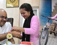 Kanpur News : गरीब छात्रा ने बांधी राखी, DM जितेंद्र प्रताप ने फीस भर दिलाई साइकिल, दरियादिली जीत लेगी दिल