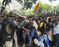 लाठी नहीं, संवाद से निकलेगा रास्ता