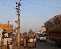 Shravasti News: श्रावस्ती में मौत बनकर दौड़ रही हाईटेंशन लाइन! मकान-दुकानों के ऊपर से गुजर रही बिजली की तार, हादसे का डर