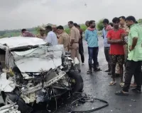 Auraiya News:  बुंदेलखंड एक्सप्रेसवे पर भीषण हादसा, ट्रक में घुसी तेज रफ्तार कार; 2 की मौत, 3 गंभीर घायल