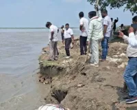 नेपाल में बारिश से उफान पर गंडक नदी, कुशीनगर के गांव में कटान और बांध पर बढ़ा खतरा  