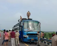 पूर्वांचल एक्सप्रेसवे पर भीषण हादसा: बस-ट्रक की टक्कर में तीन की मौत, 11 घायल