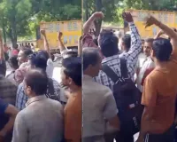 कानपुर की अरमापुर ऑर्डिनेंस फैक्ट्री में हंगामा, वेतन कटौती के विरोध में प्राइवेट वर्करों का प्रदर्शन