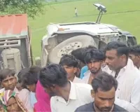 Badaun News : बदायूं में सड़क किनारे बैठे तीन लोगों पर पलटा कंटेनर, बुजुर्ग की मौत-दो बच्चियों की हालत गंभीर