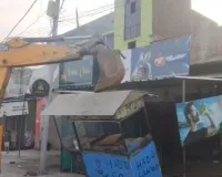 Bareilly News : बहेड़ी में बिरयानी बेचने पर बड़ा बखेड़ा, रेस्टोरेंट पर चला बुलडोजर 