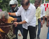 महादेवा से लौट रहे सीएमओ ने दिखाई मानवता, सड़क हादसे में घायल पांच यात्रियों की बचाई जान