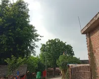 Barabanki Flood News : बाढ़ में घिरा गांव, रात में घुप्प अंधेरा और जान का खतरा... 12 साल से बिजली का इंतजार