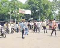 Bareilly News : कलेक्ट्रेट गेट के बाहर फिर एक दंपती ने की आत्मदाह की कोशिश, पुलिस ने बचाया 