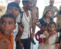 Bareilly News : बरेली में प्लेटफॉर्म पर रह गए माता-पिता तो चलती ट्रेन से कूद पड़े बच्चे 