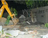 Bareilly News : बरेली में अधिवक्ताओं के केबिन पर देर रात गरजा निगम का बुलडोजर