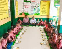 Mid Day Meal Inspection: बच्चों के साथ कतार में बैठकर BEO ने खाया मिड-डे मील, स्कूल की व्यवस्थाओं का लिया जायजा     