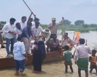 Barabanki Flood News : तेजी से बढ़कर ठहरी सरयू नदी, बाढ़ प्रभावित गांवों में प्रशासन ने बांटे 3000 लंच पैकेट