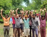 Barabanki News : जर्जर सड़क से नाराज ग्रामीणों का प्रदर्शन, बोले- सड़क नहीं तो वोट नहीं