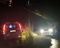 कानपुर देहात में बचा बड़ा हादसा : उफनते बंबे में गिरीसरकारी कार, बाल-बाल बचे एडिशनल एसपी 