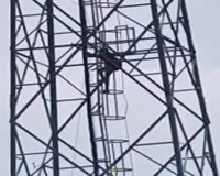 Shravasti News : प्रेमिका को साथ ले जाने पर दर्ज हुआ मुकदमा, तो टावर पर चढ़ा प्रेमी, प्रेमिका के पहुंचते ही नीचे उतरा