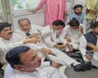 Haldwani News : पुलिस ने बसें रोकीं तो एसएसपी पर भड़के कांग्रेसी, पुलिस बहुद्देश्यीय भवन में पहुंचकर कर किया प्रदर्शन