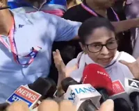 Mamata Banerjee News : हलीशहर में ममता बनर्जी के काफिले का विरोध, गाड़ी पर फेंके कीचड़ और जूते-चप्पल